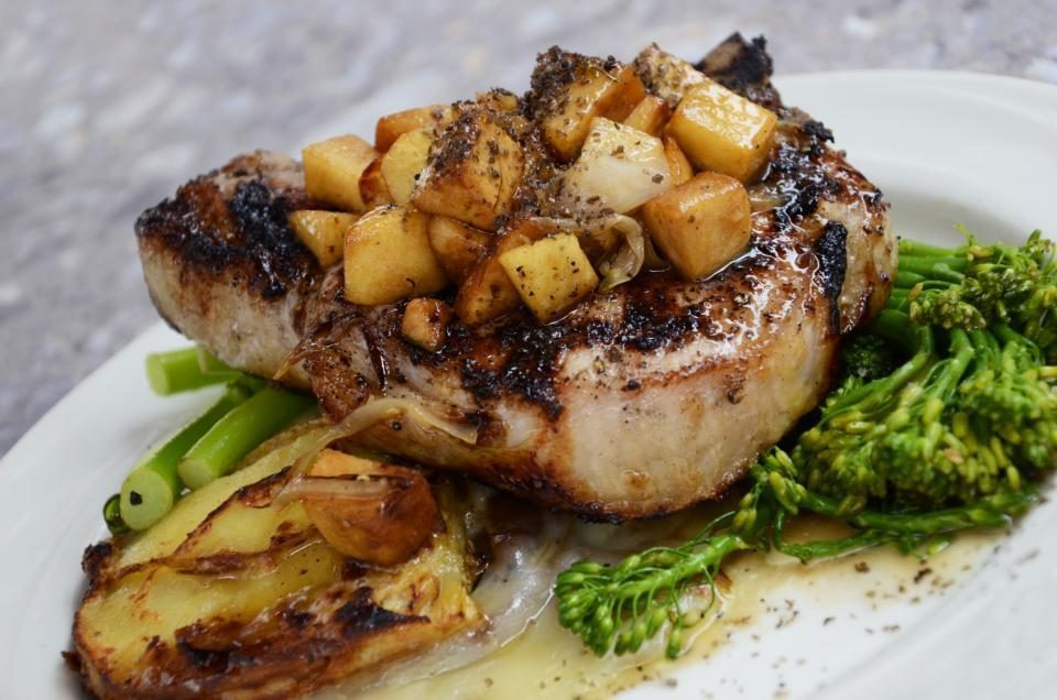 Pièce de viande dressée avec précision sur l'assiette gastronomique