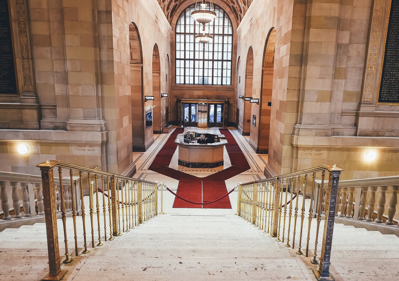 Grande salle élégante de la Maison Néroli aux Almadies, ambiance feutrée