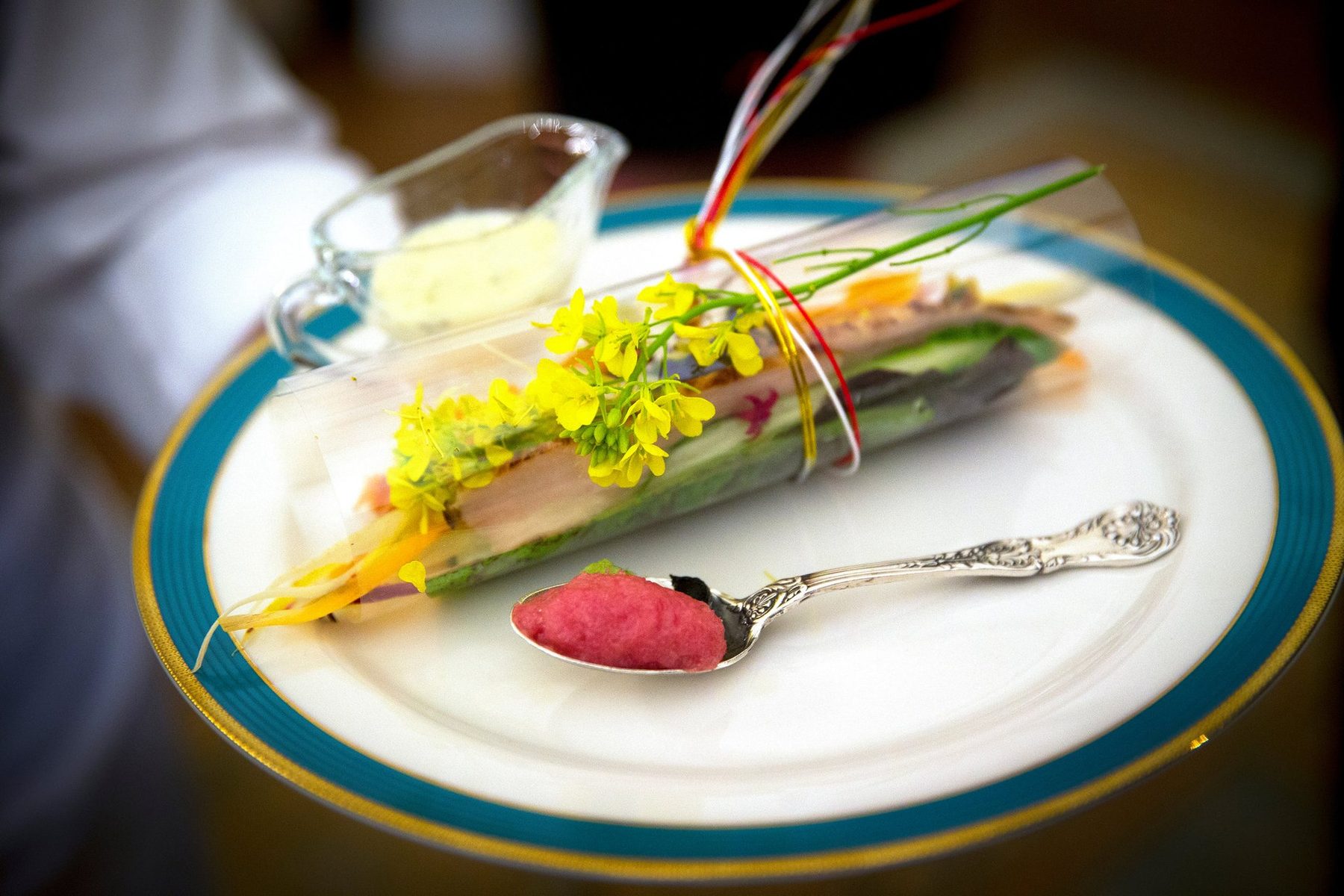 Assiette gastronomique dressee avec soin et fleurs comestibles, cuisine d'auteur de la Maison Neroli